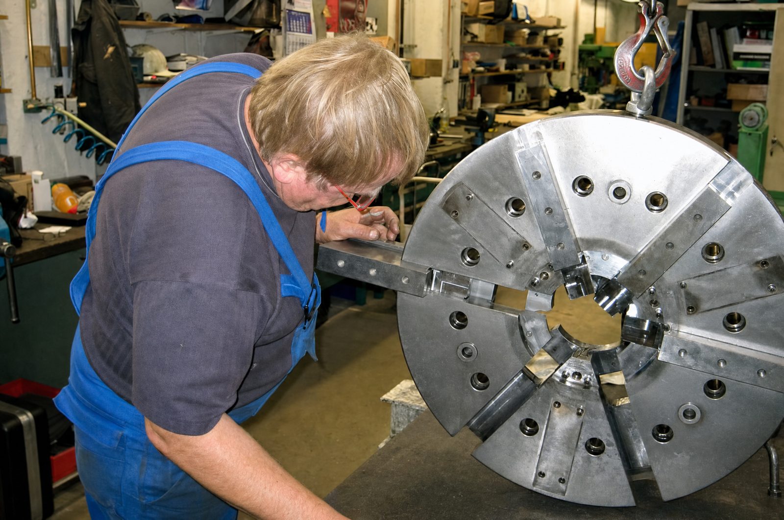 Servicemonteur der WMS prüft ein Spannfutter